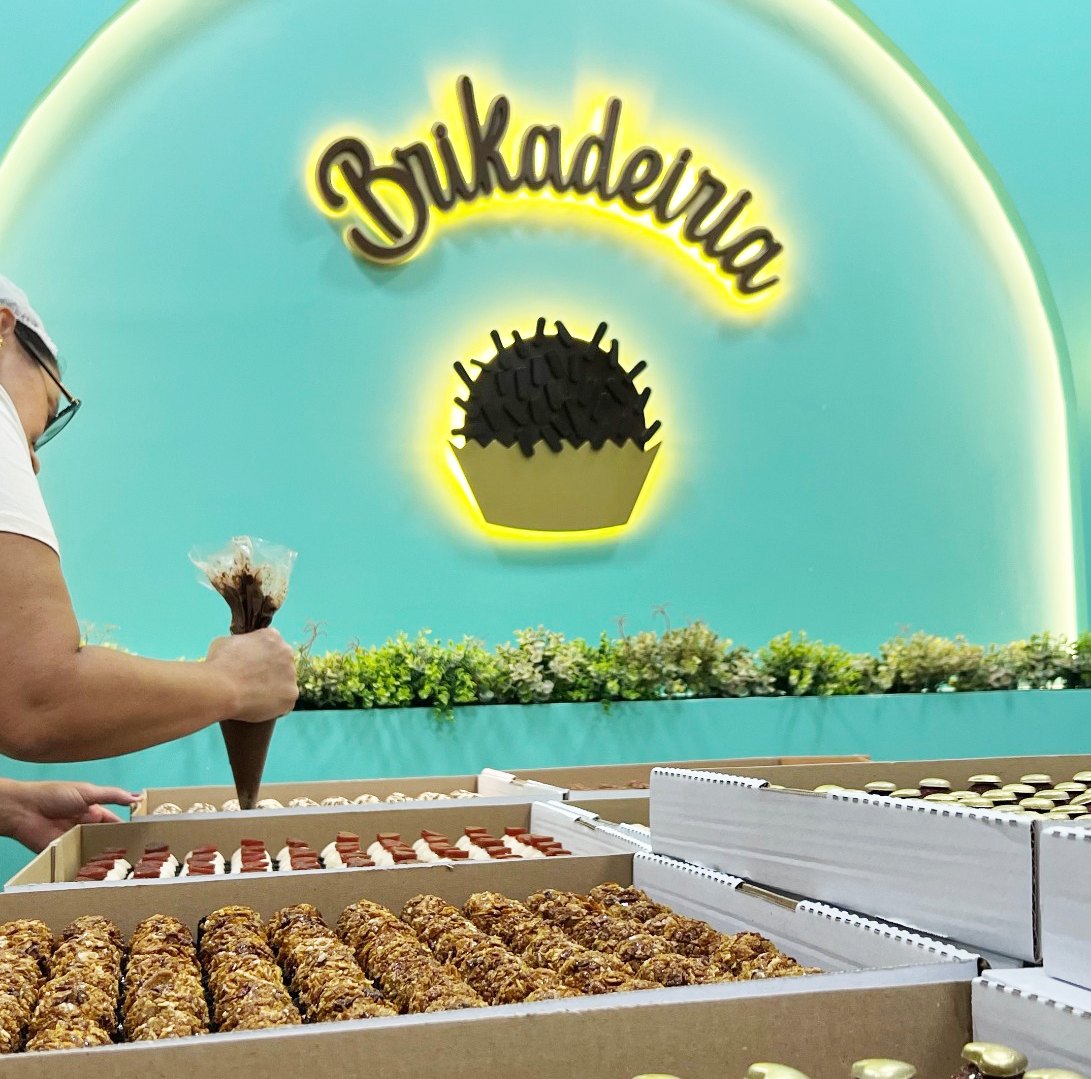 Produção de brigadeiros nos bastidores da Brikadeiria