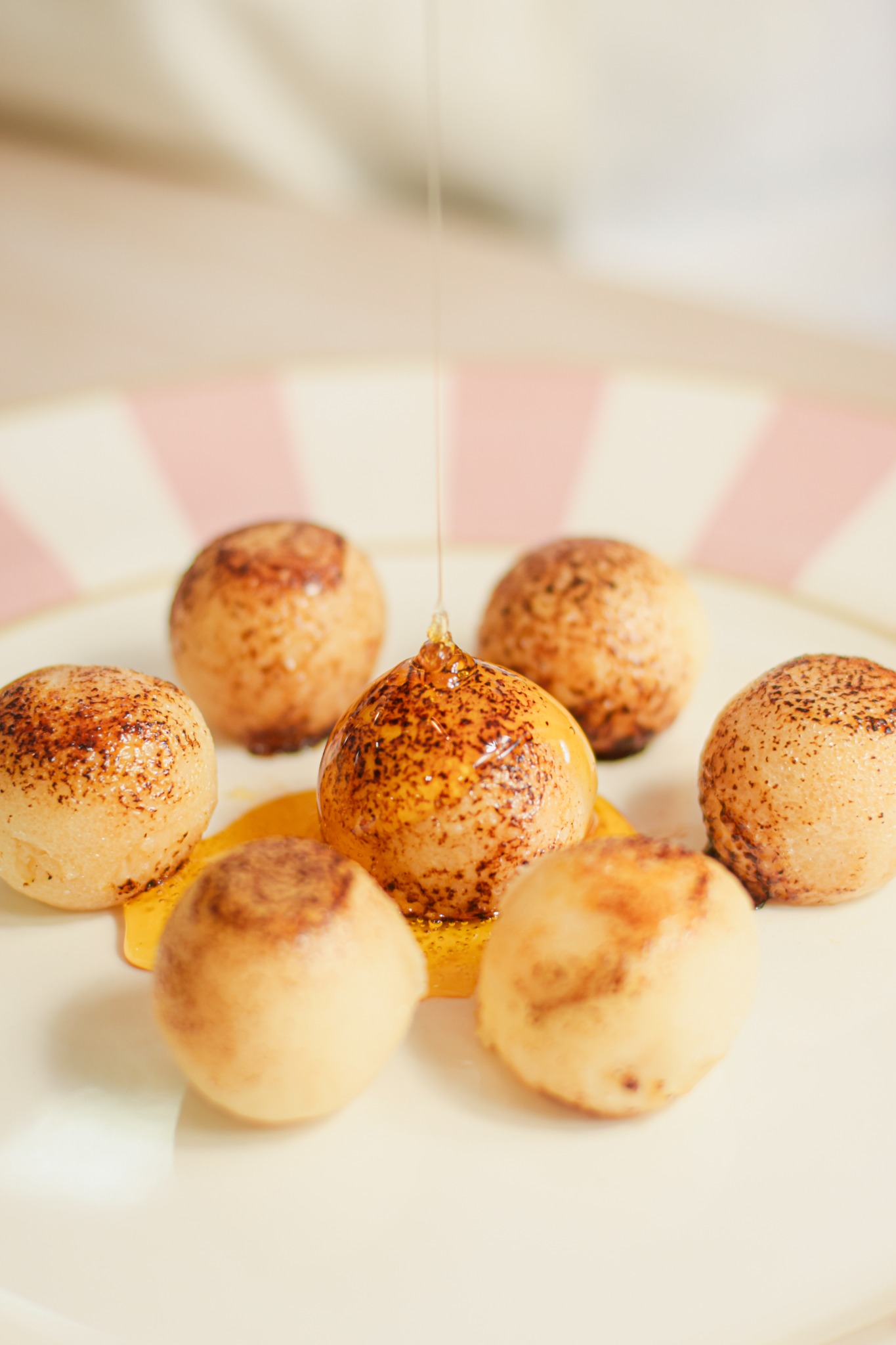 Brigadeiros artesanais finalizados com calda
